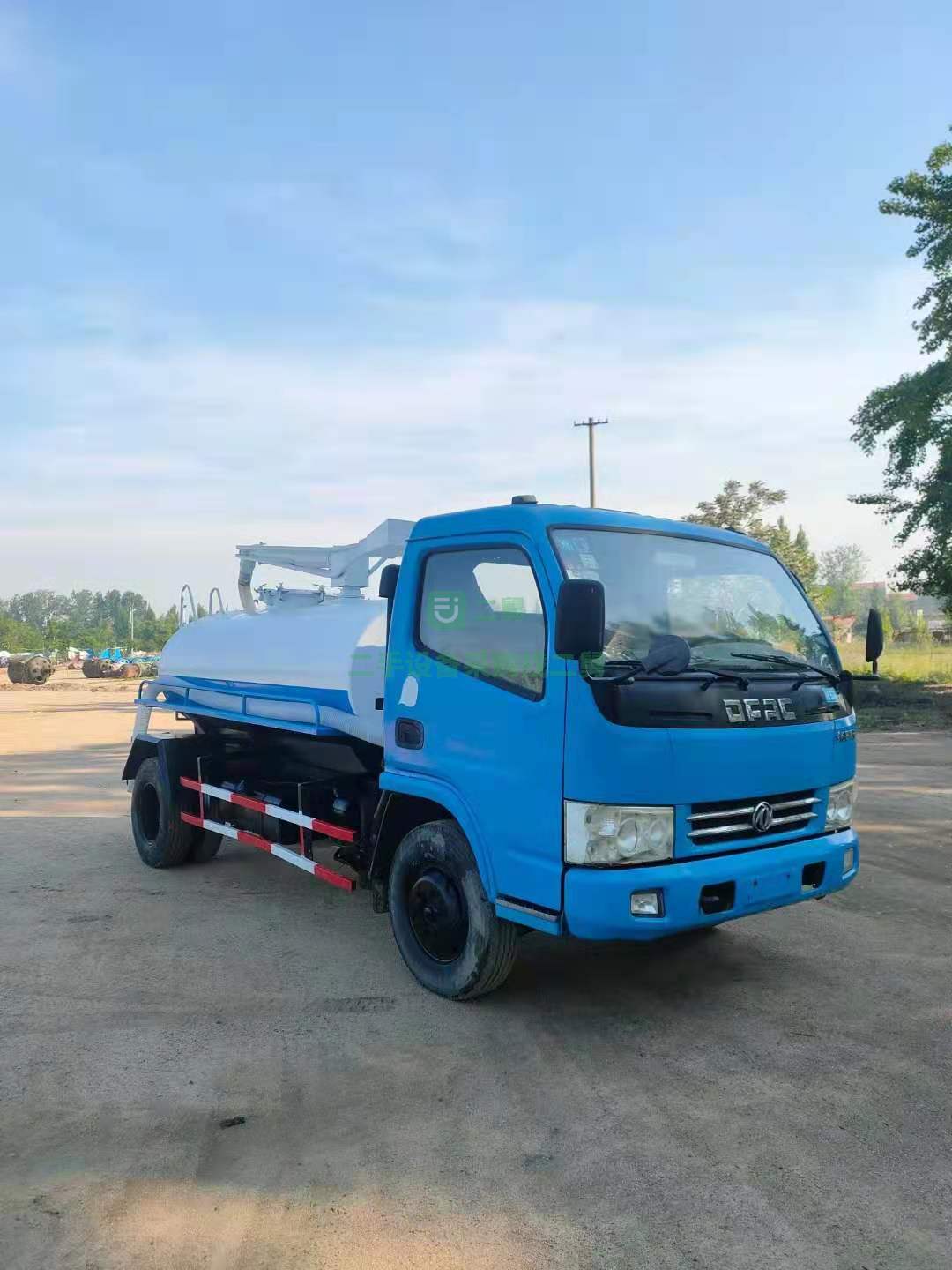 出售東風多利卡新款4立方吸糞車帶360度旋轉抱桿