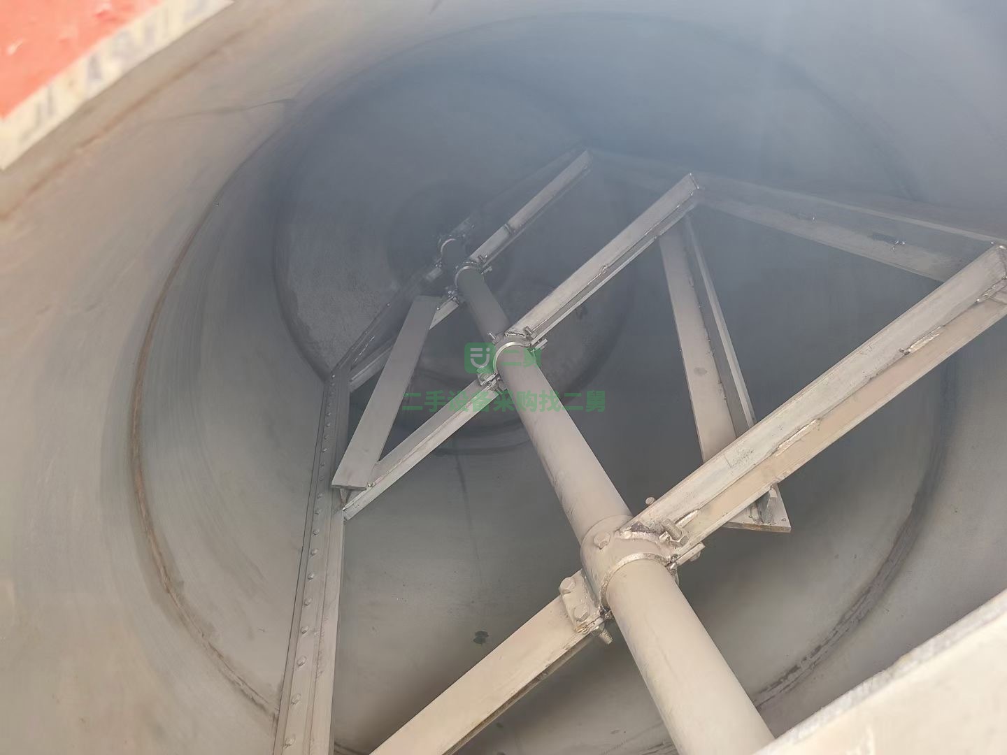 出售5臺2.5噸不銹鋼攪拌罐厚度8個材質304和一臺離心機