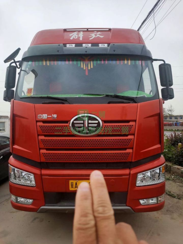 出售1年3個月新款解放勾六雙區420馬力全保險牽引車，跑長途車三包輪胎九成新
