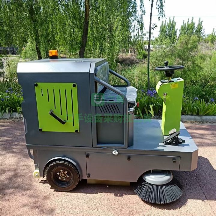 出售九成新的九鼎萊特1400型電動掃地車
