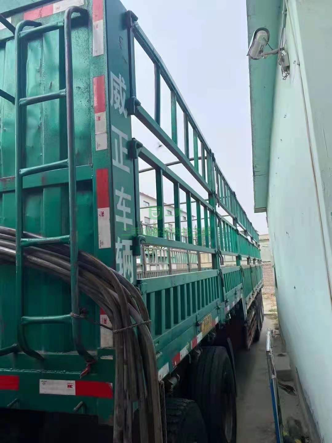 出售精品一臺18年9月威正半掛車，13米高低板下翻門掛車