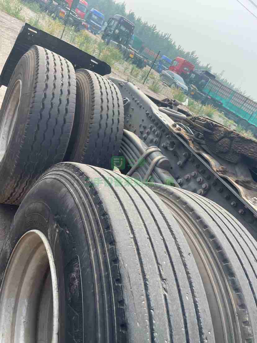 出售21年的中國(guó)重汽豪翰國(guó)五排放天然燒氣牽引車