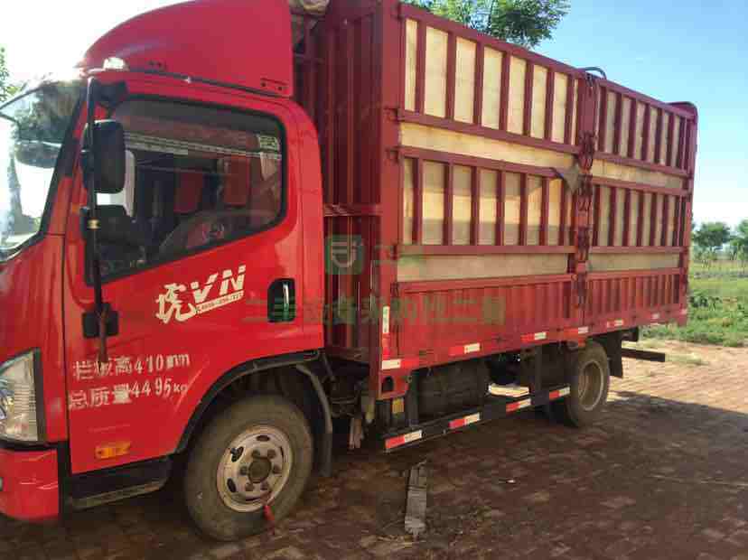 河北出售20年的一汽解放4米2高欄貨車，合規(guī)700輪胎，車廂內(nèi)徑2.15米