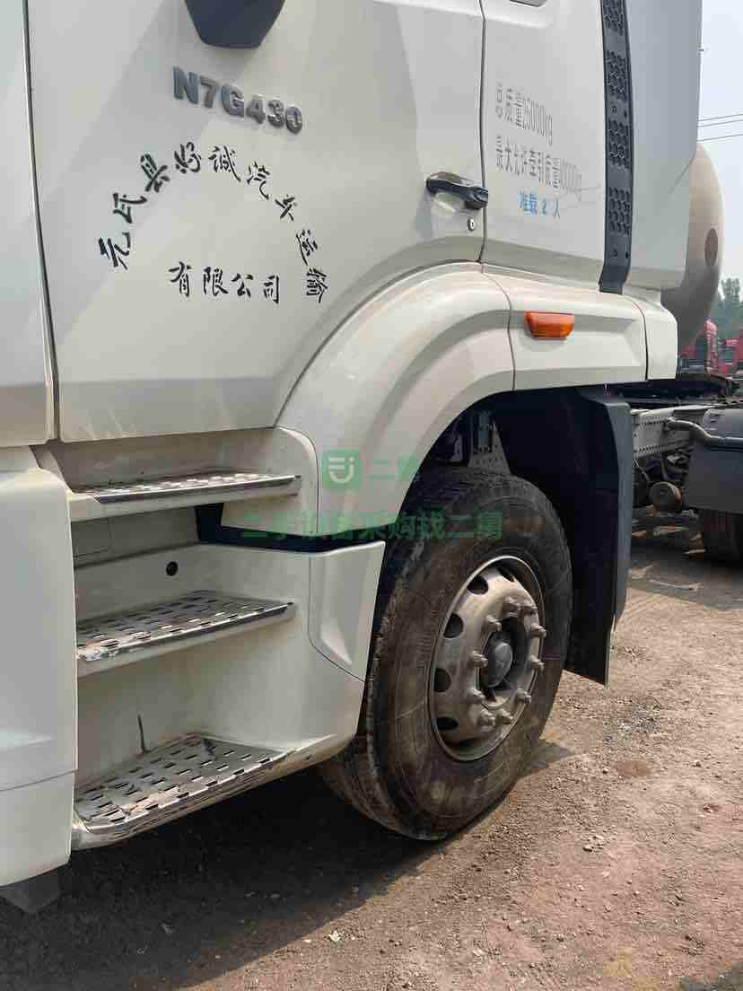 出售21年的中國(guó)重汽豪翰國(guó)五排放天然燒氣牽引車