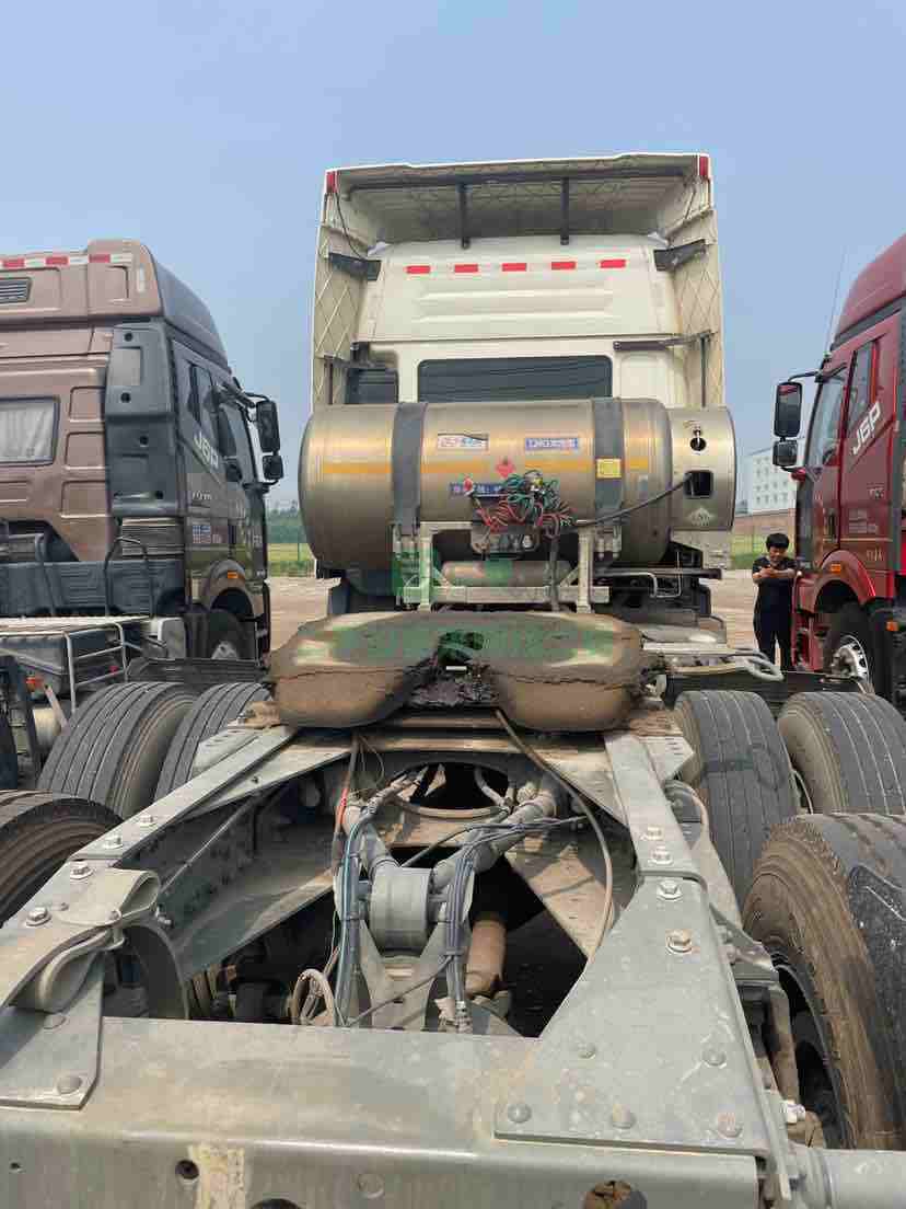 出售21年的中國(guó)重汽豪翰國(guó)五排放天然燒氣牽引車