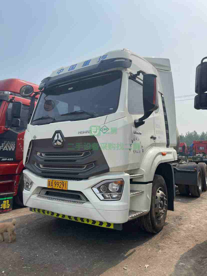 出售21年的中國(guó)重汽豪翰國(guó)五排放天然燒氣牽引車
