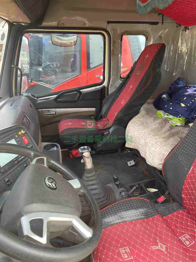 出售21年的中國(guó)重汽豪翰國(guó)五排放天然燒氣牽引車