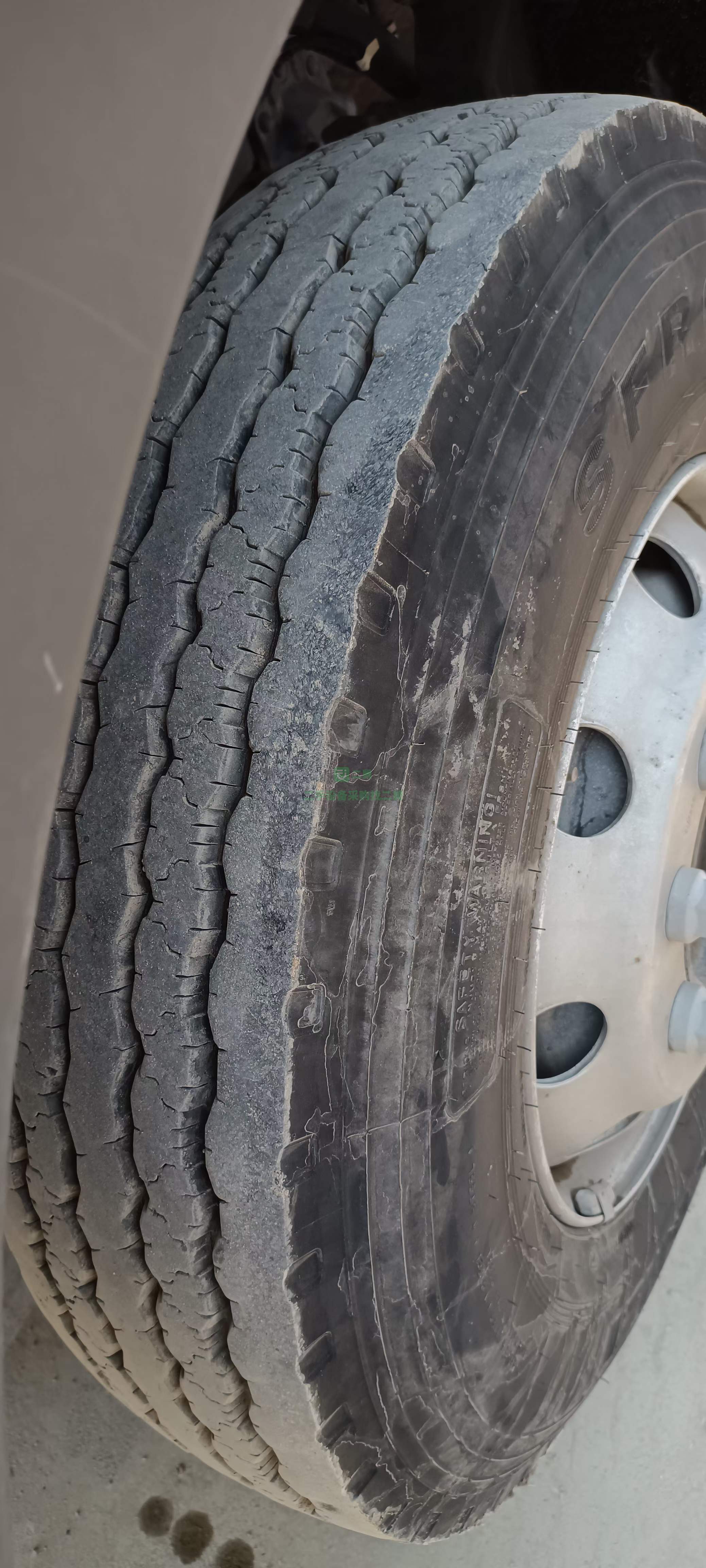 出售一臺一年整格爾發高欄貨車，全保險，高頂雙臥六缸十速240馬力