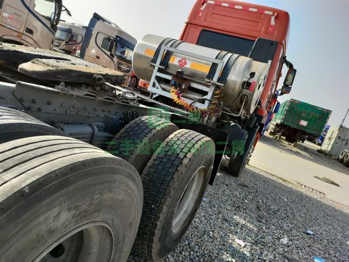 出售17年的浩瀚雙驅輕體國五排放LNG的牽引車