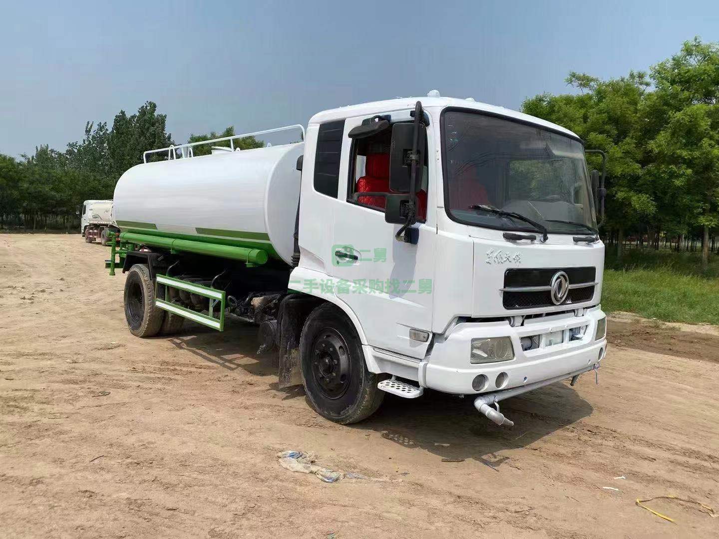 出售一臺四缸高低速，東風天錦，12噸二手灑水車