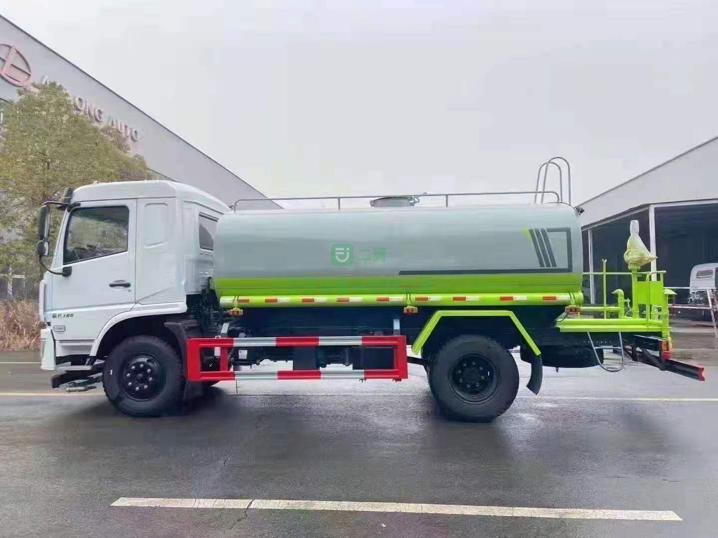 出售一臺九成新的東風D3牌子12方灑水車