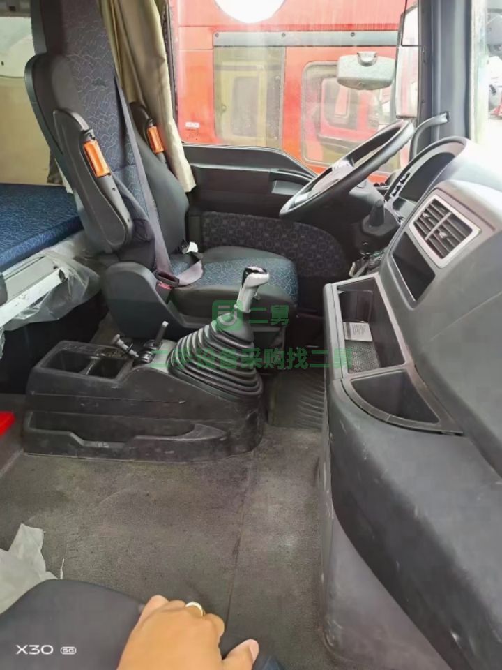 出售二手九成新的汕德卡540馬力帶液緩牽引車