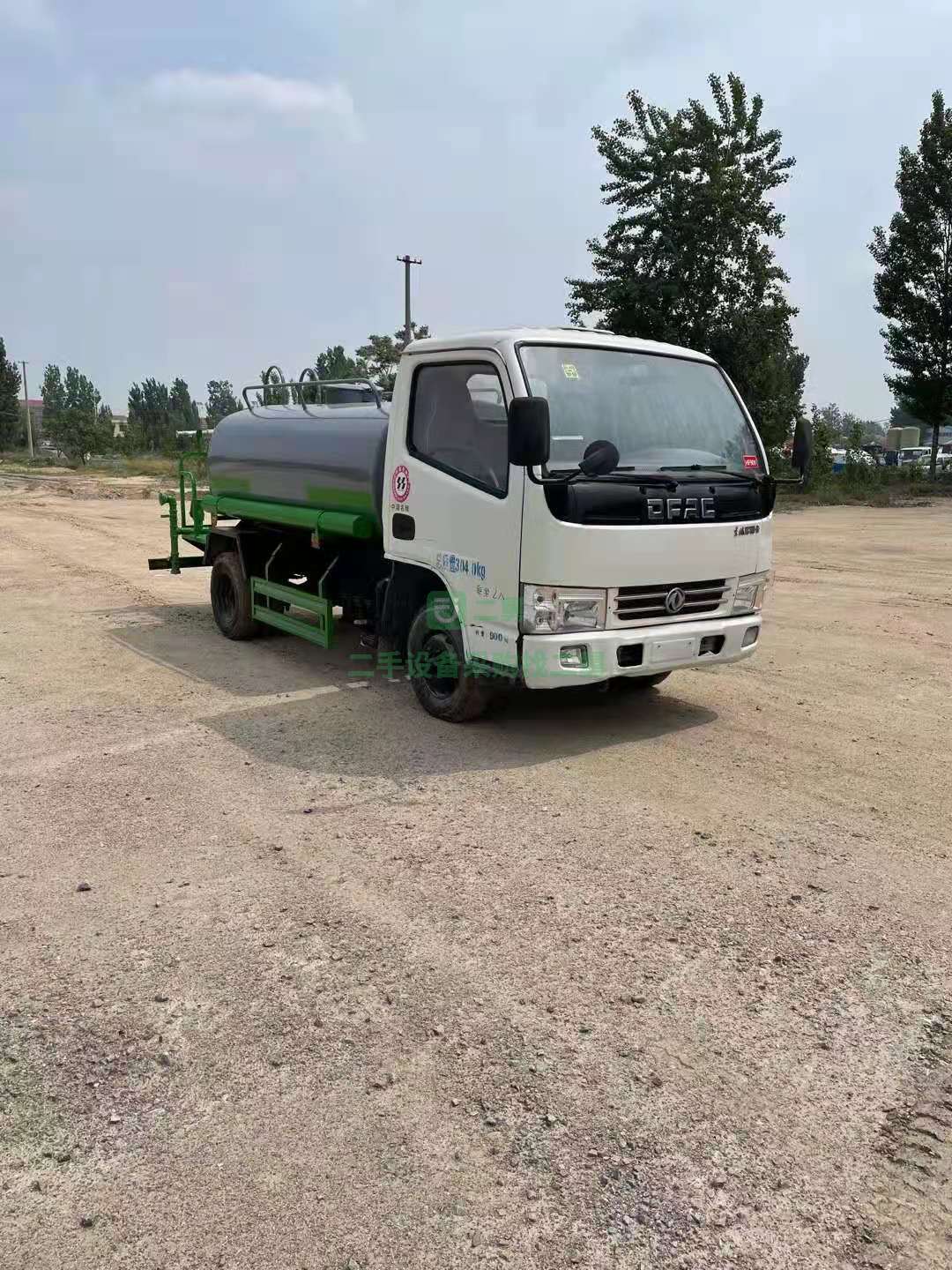 出售一臺3立方二手灑水車，精品車況改裝全新罐體