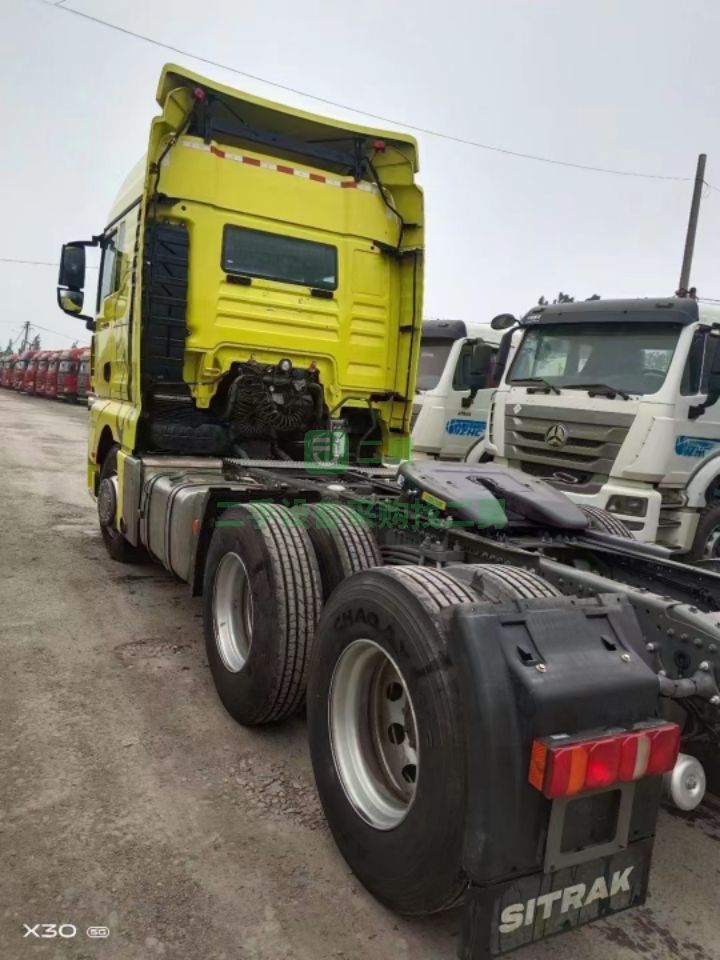 出售二手九成新的汕德卡540馬力帶液緩牽引車