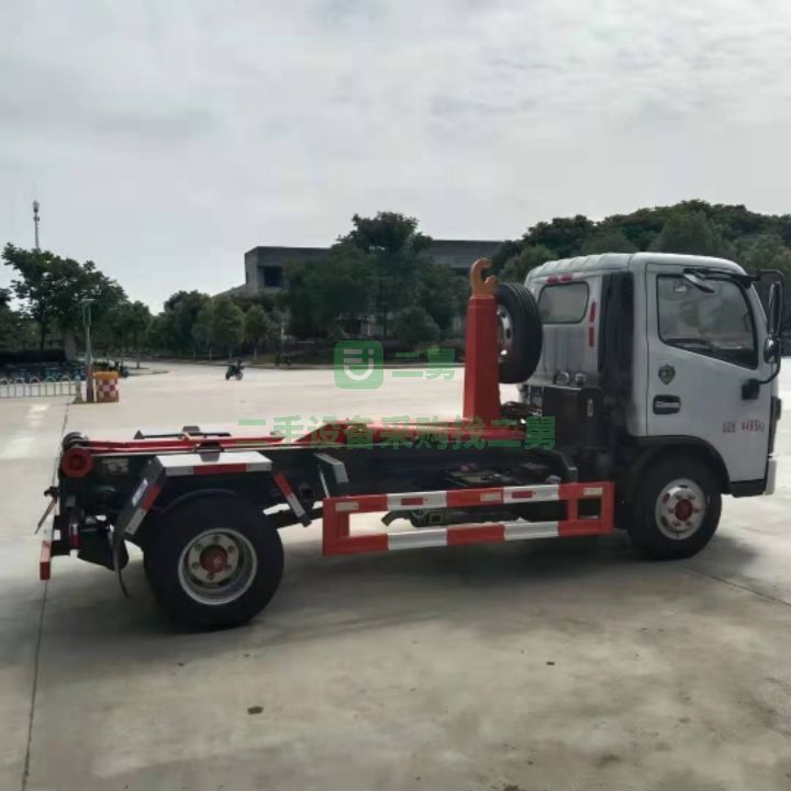出售國六東風(fēng)底牌五立方勾臂垃圾車全柴發(fā)動機(jī)