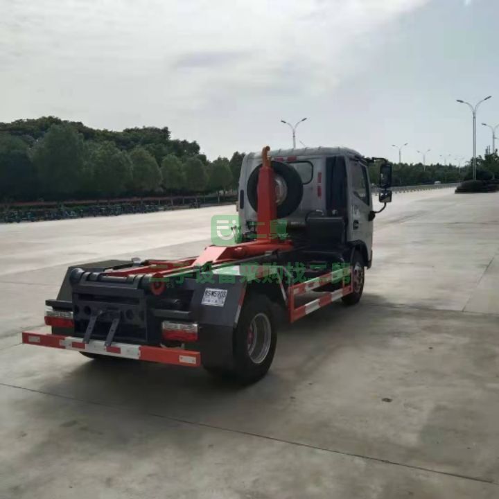 出售國六東風(fēng)底牌五立方勾臂垃圾車全柴發(fā)動機(jī)