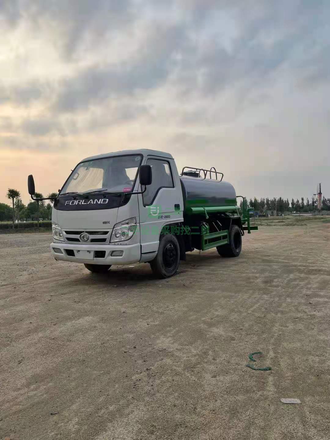 出售一臺3立方二手灑水車，精品車況改裝全新罐體