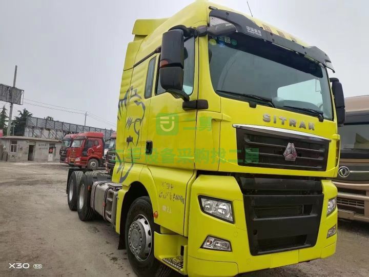 出售二手九成新的汕德卡540馬力帶液緩牽引車