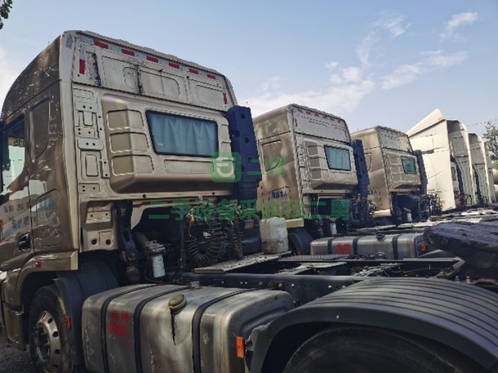 出售二手九成新的聯合重卡輕量化420馬力牽引車