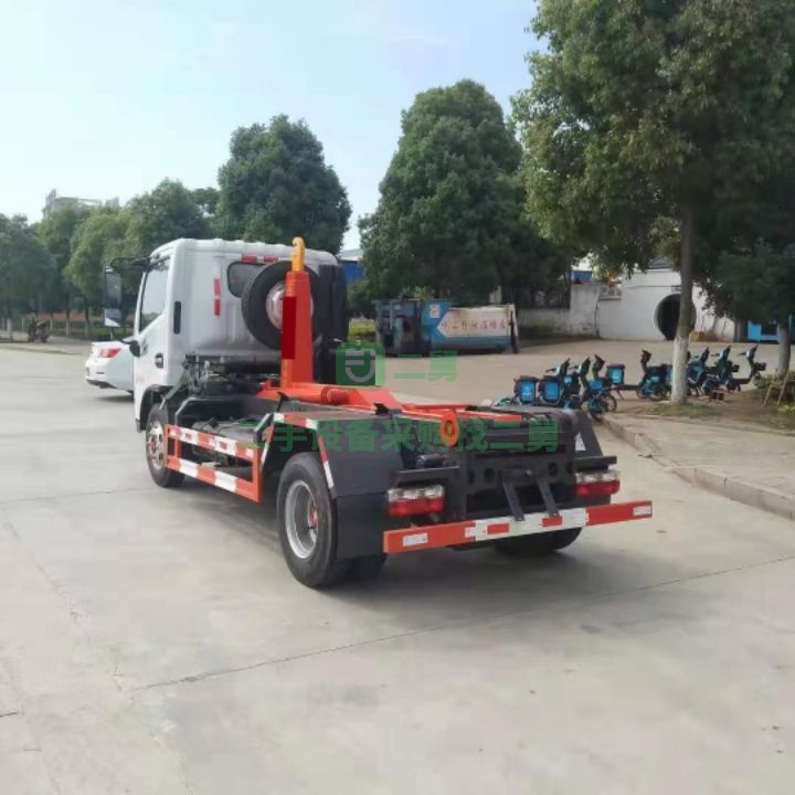 出售國六東風(fēng)底牌五立方勾臂垃圾車全柴發(fā)動機(jī)
