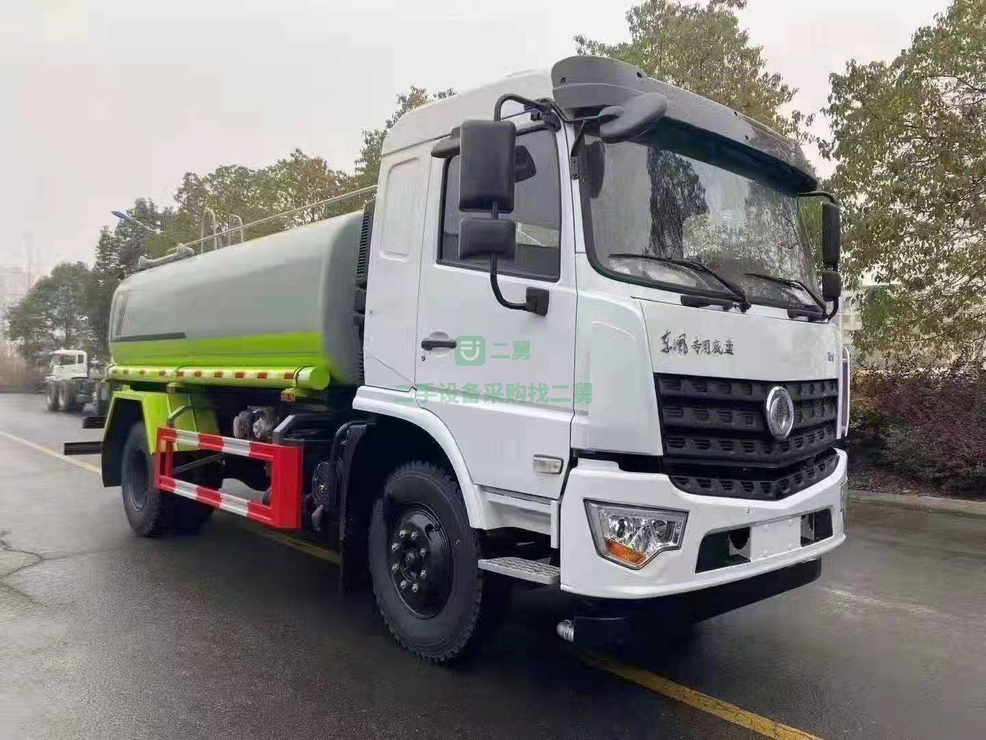 出售一臺九成新的東風D3牌子12方灑水車