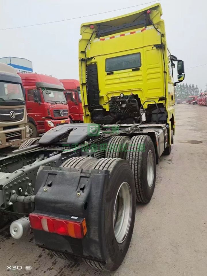 出售二手九成新的汕德卡540馬力帶液緩牽引車