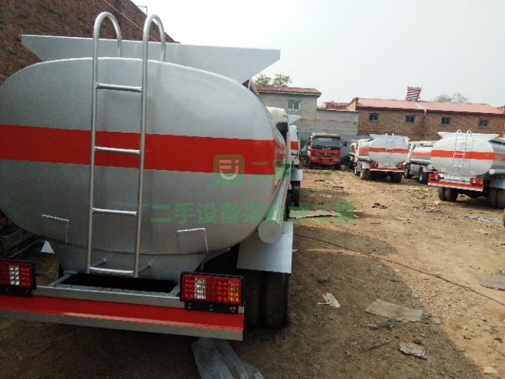 二手九成新的東風5噸加油車
