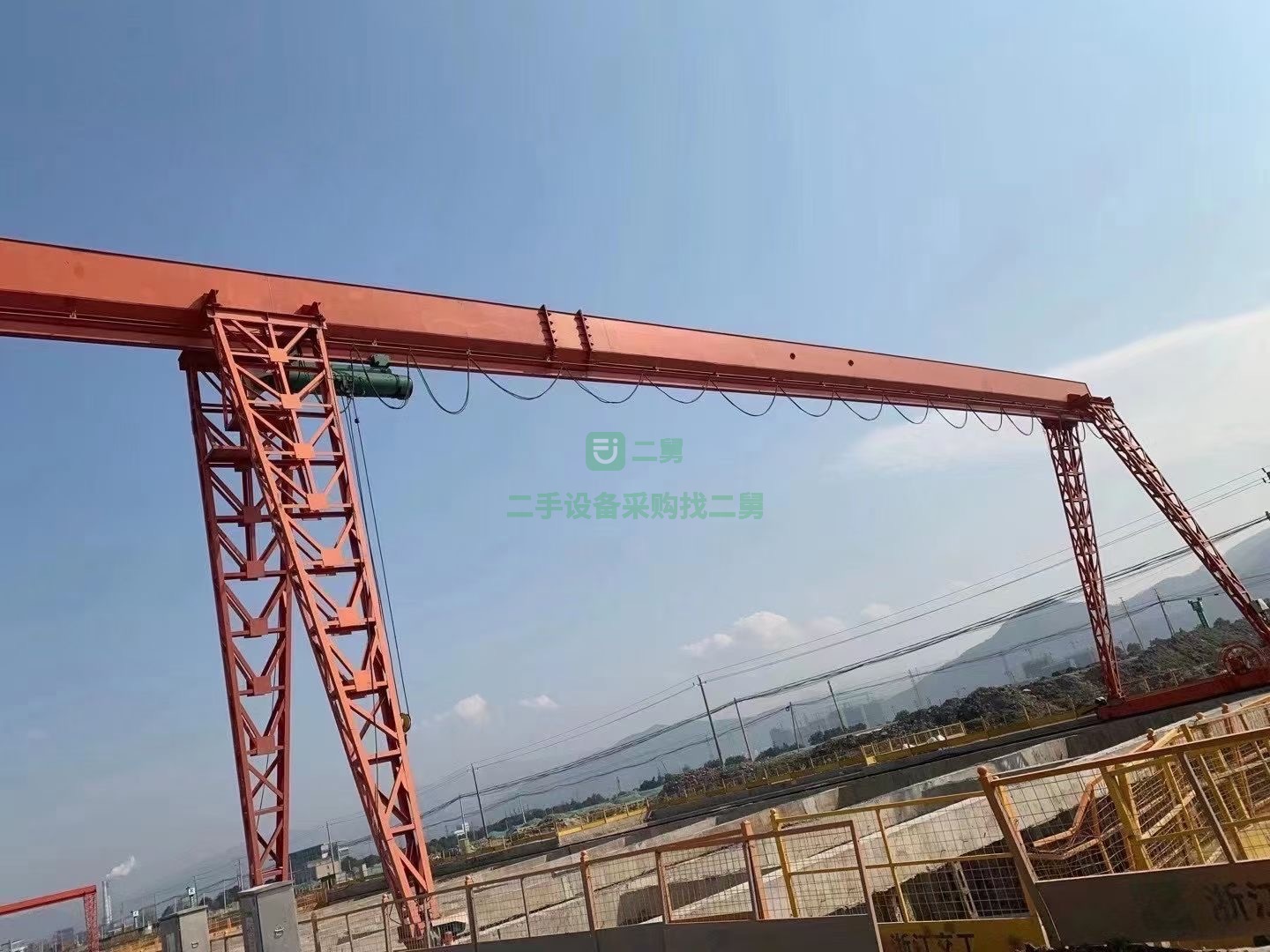 出售一臺10噸龍門吊，跨度18米，高度8米，立式減速機驅動，2020年設備，100米24軌道