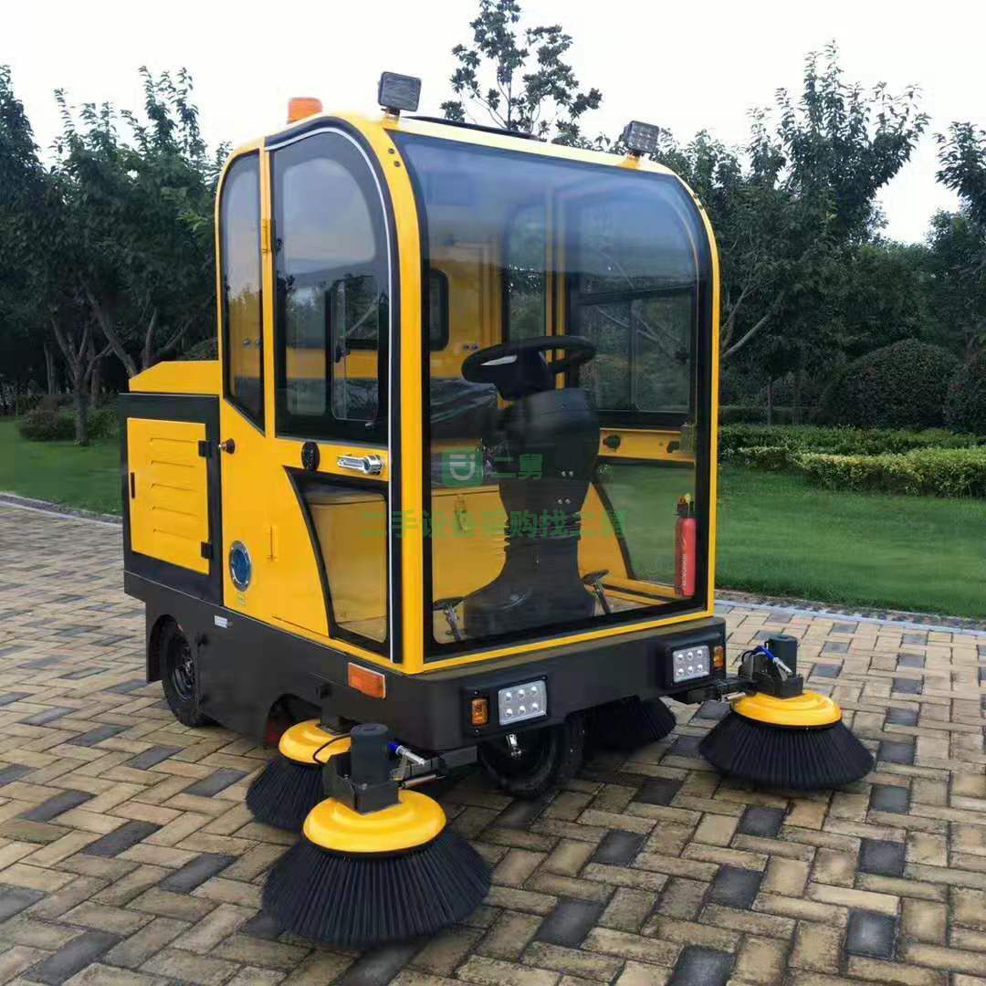 出售一臺封閉5刷款掃地車 全車采用鈑金材質