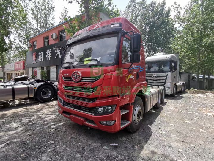 出售21年的青島解放捍衛(wèi)430馬力牽引車