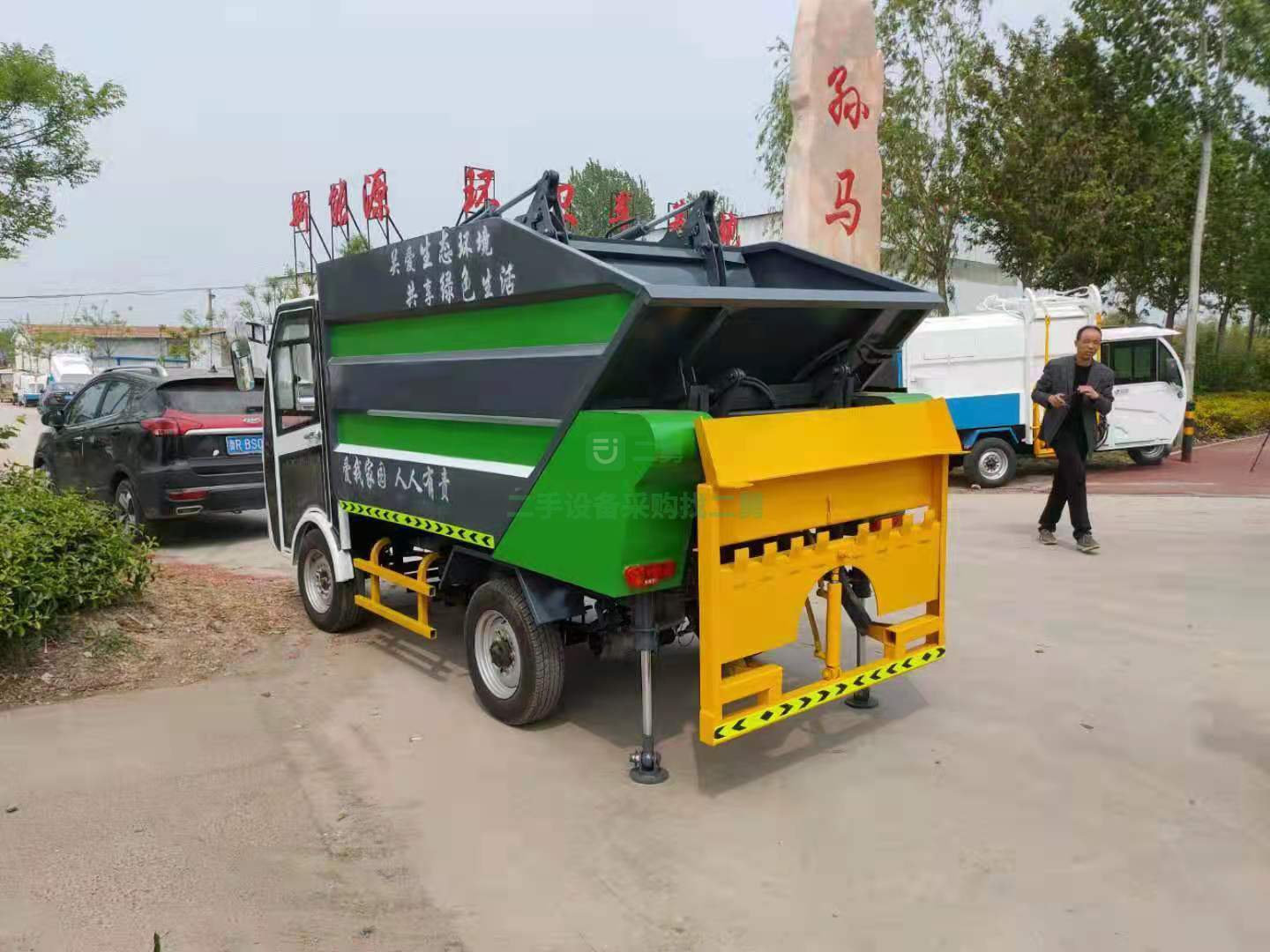 出售電動后掛桶垃圾車4400x1650x2200便攜式智能充電器