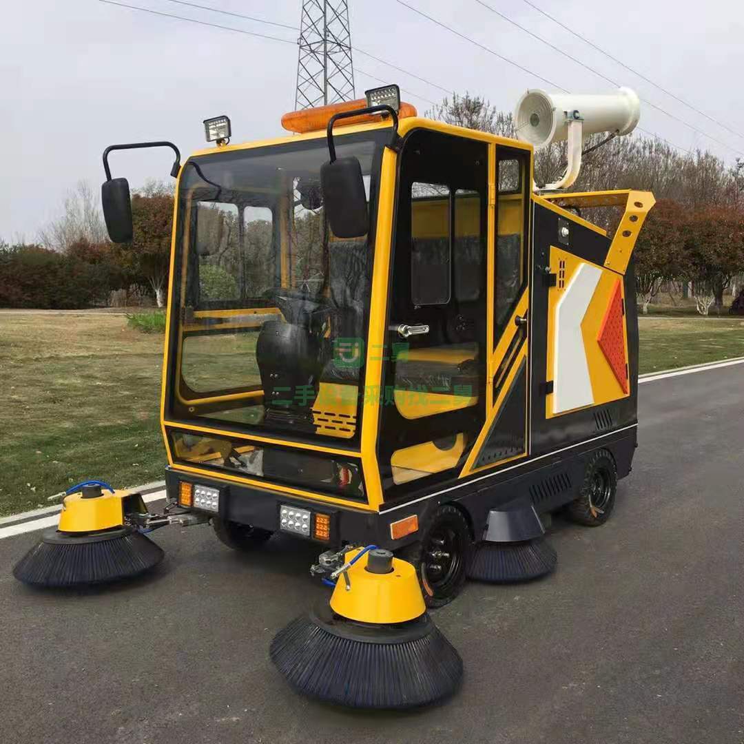出售一臺三輪大款多功能掃地車