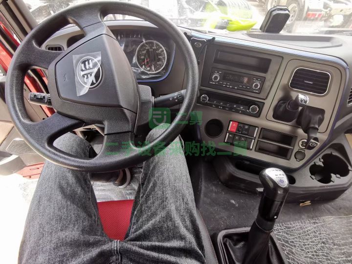 出售21年的青島解放捍衛(wèi)430馬力牽引車