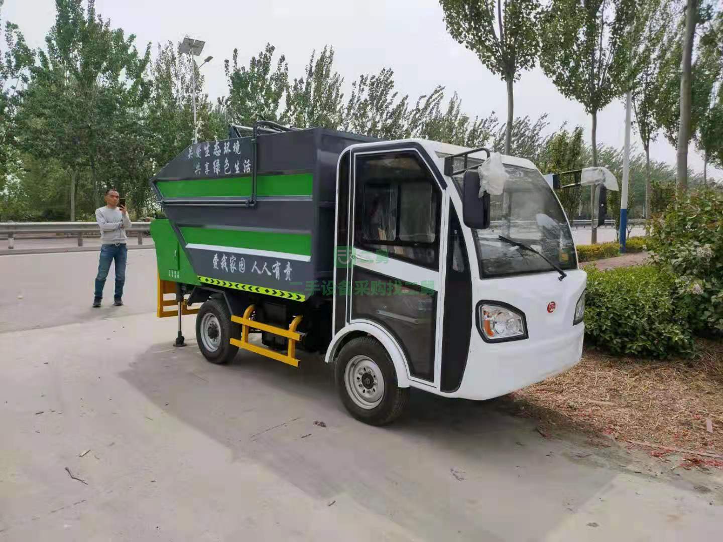 出售電動后掛桶垃圾車4400x1650x2200便攜式智能充電器