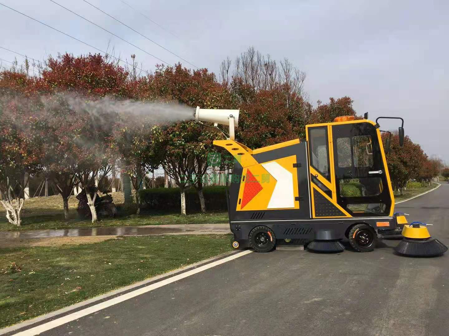 出售一臺三輪大款多功能掃地車