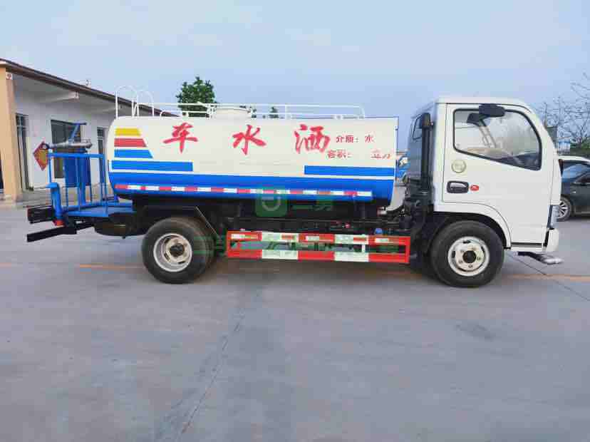 出售東風多利卡園林綠化灑水車，適合用于工廠降塵抑塵