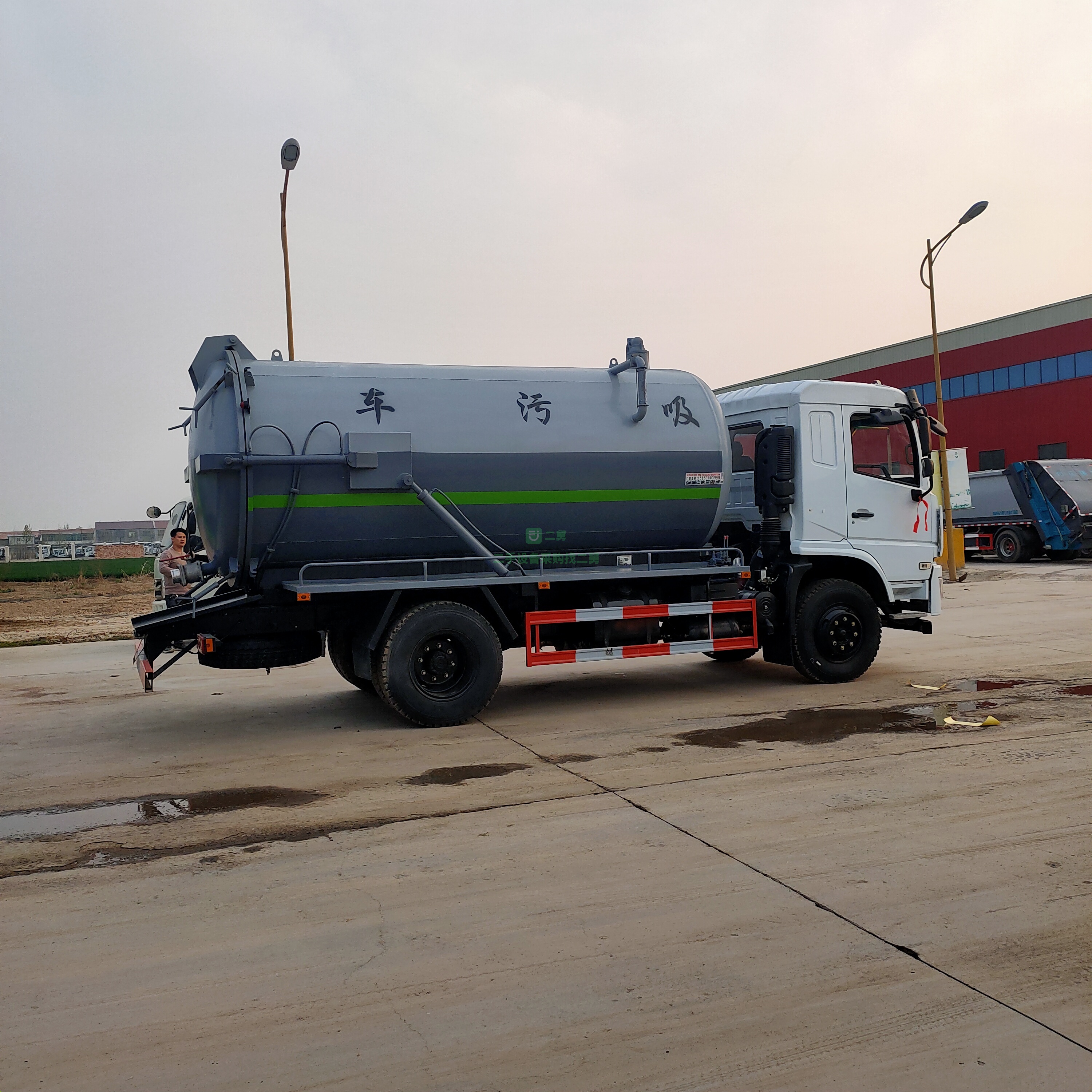 出售一臺東風專底康明斯發動機法斯特變速箱12方吸污車