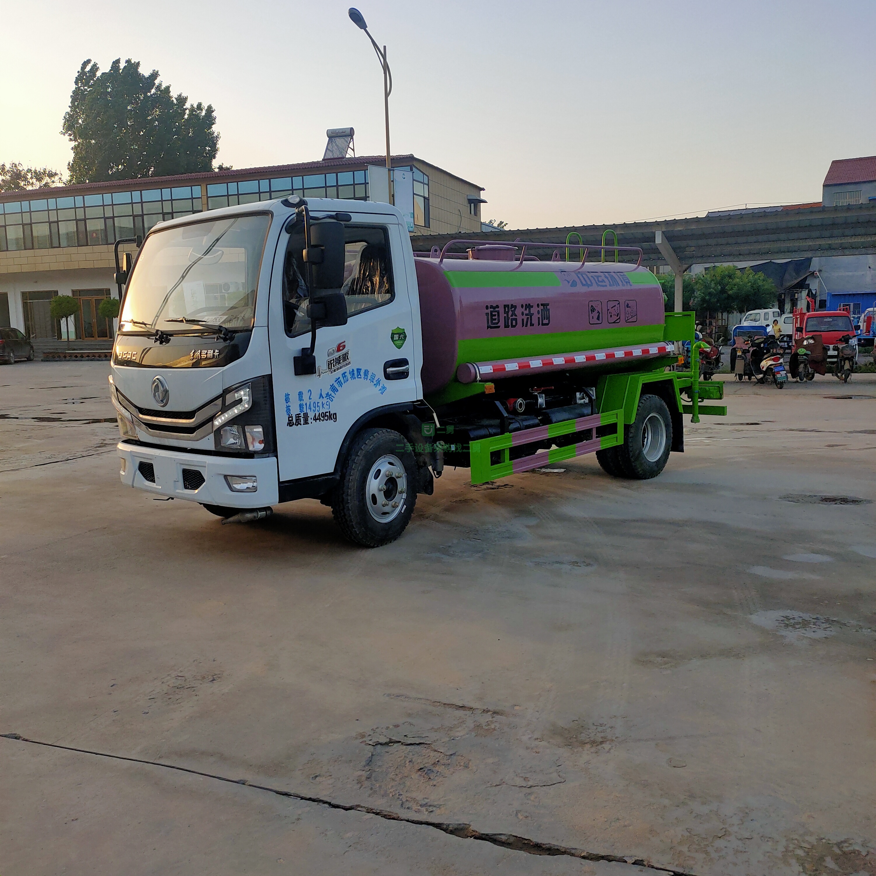 出售一臺藍牌東風多利卡全柴115馬力發動機5立方灑水車