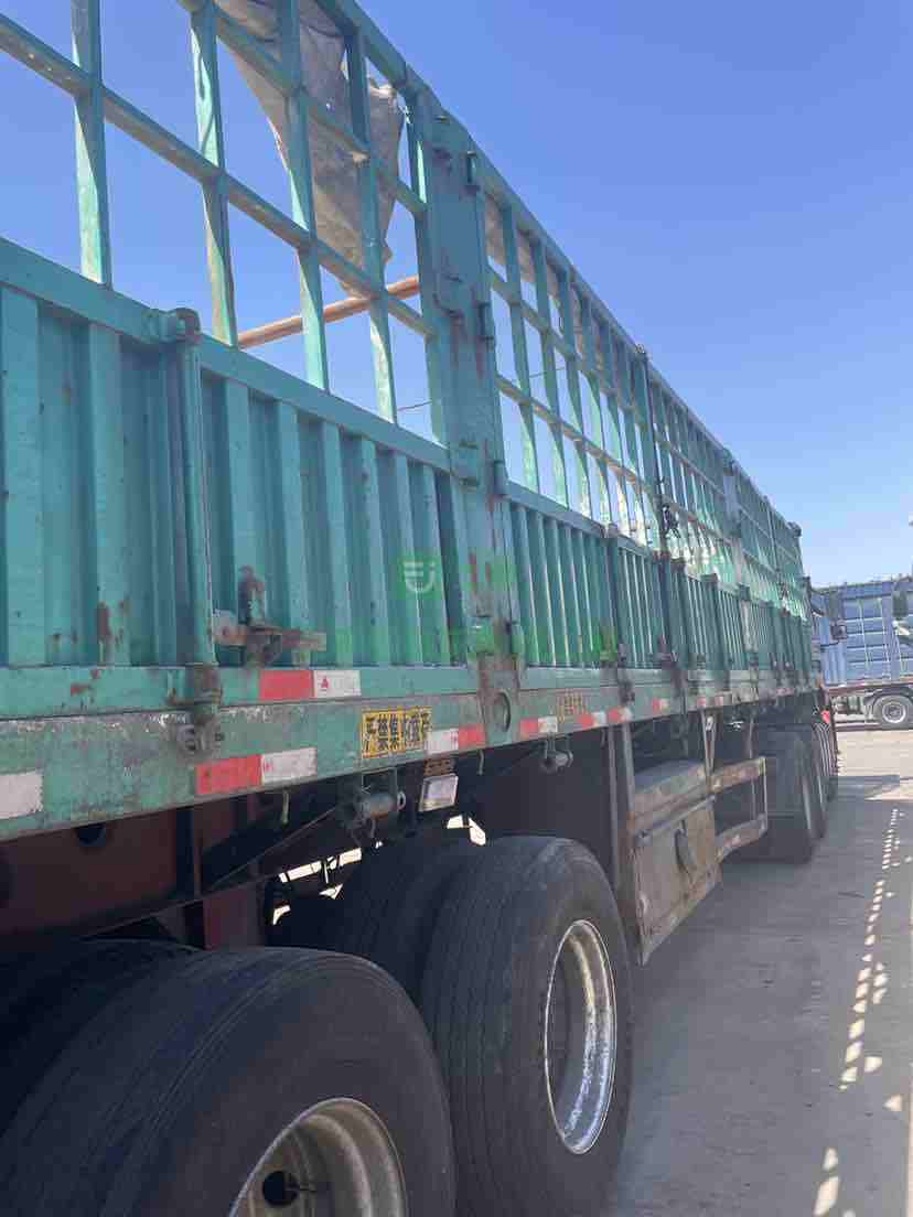 出售二手17年的13米直板無邊梁半掛車