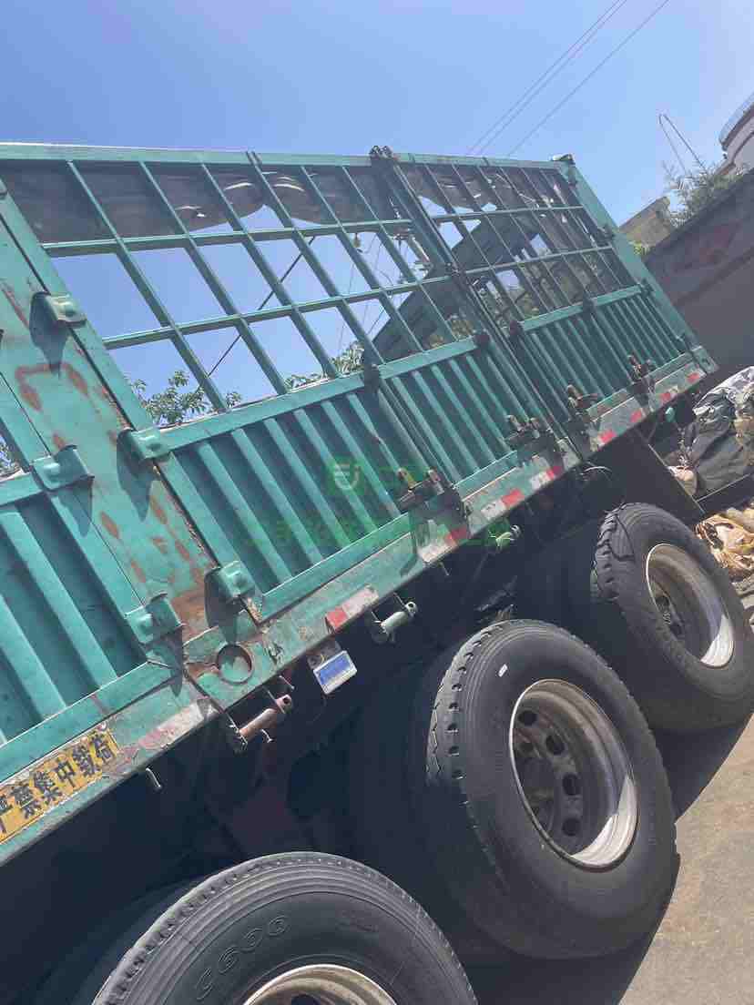 出售二手17年的13米直板無邊梁半掛車