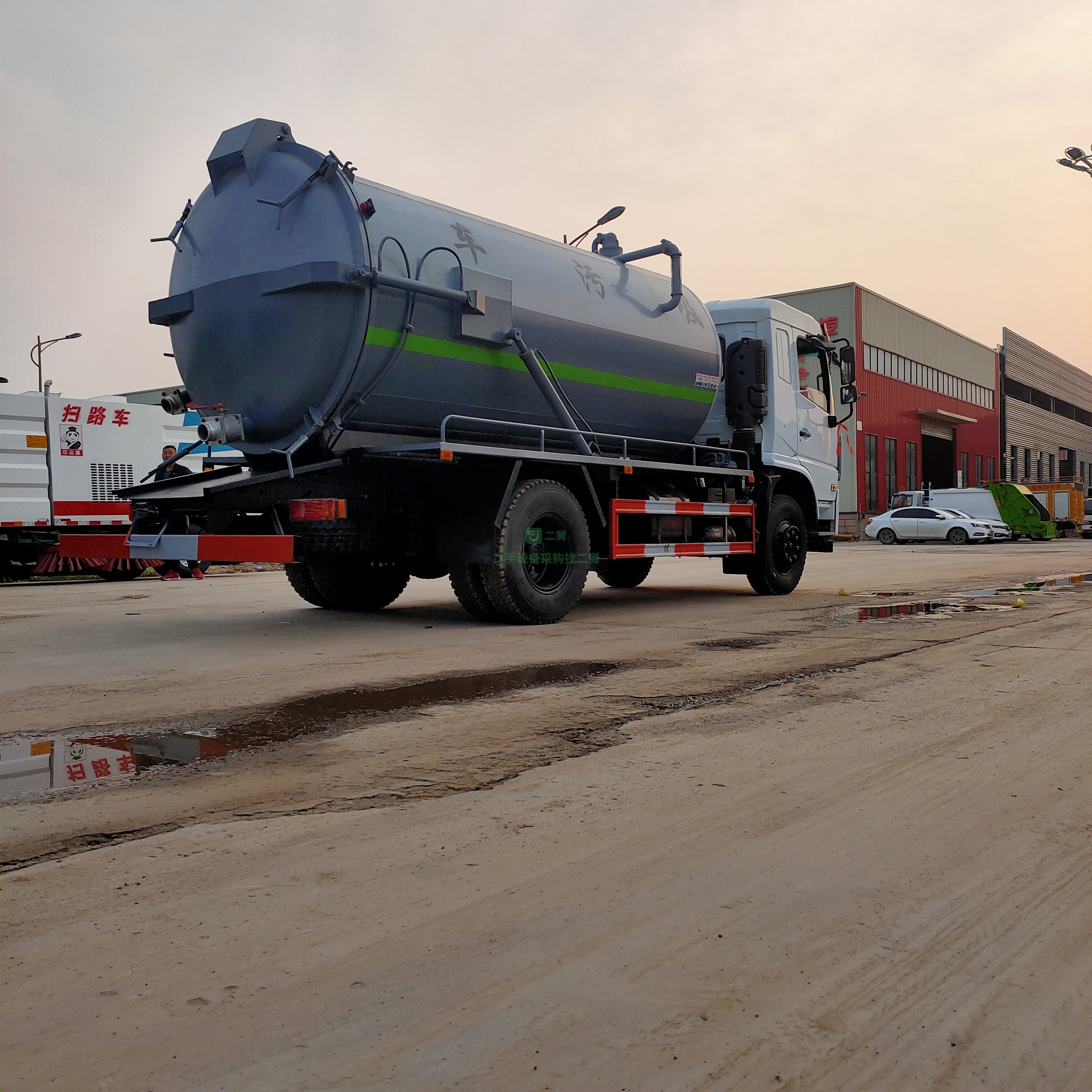 出售一臺東風專底康明斯發動機法斯特變速箱12方吸污車