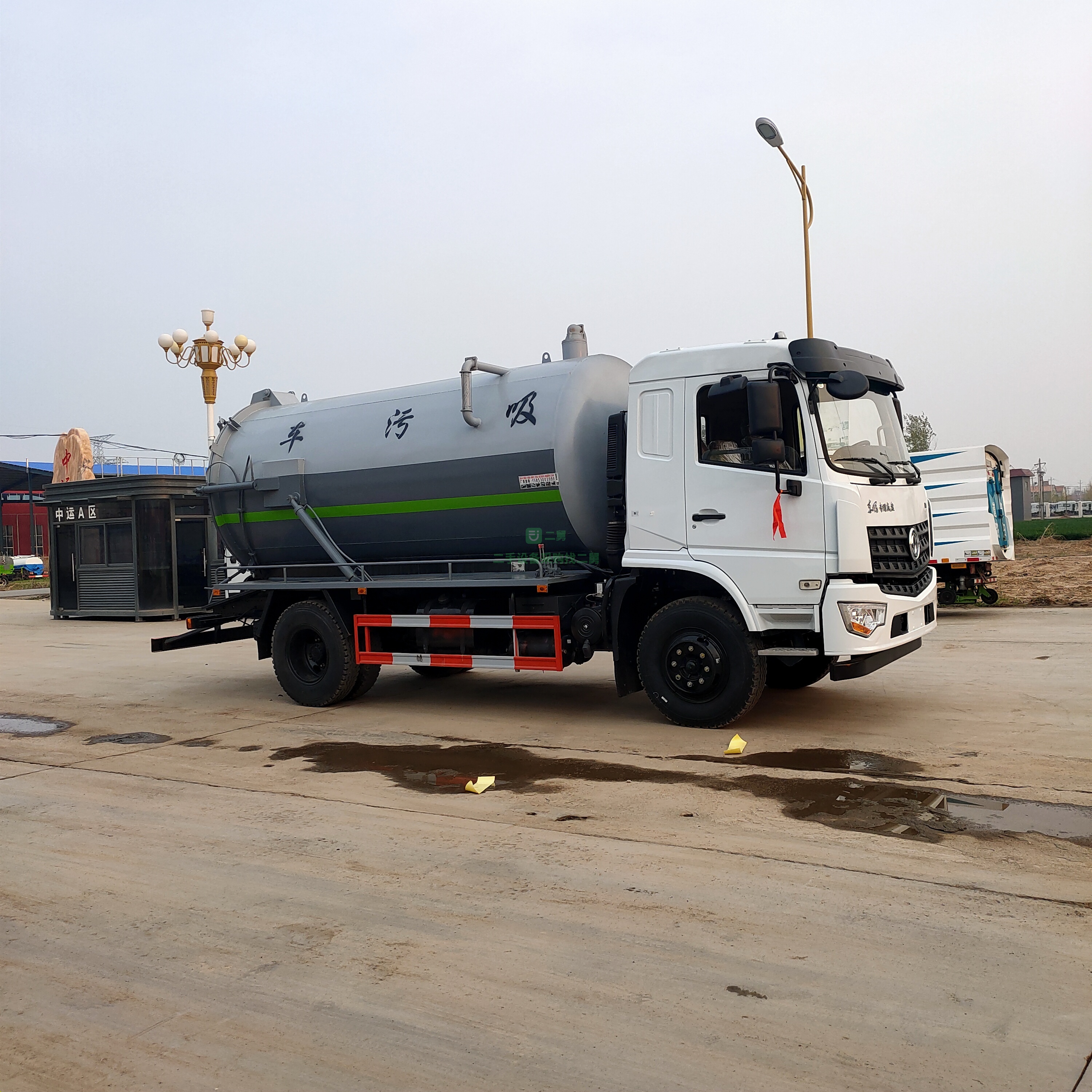 出售一臺東風專底康明斯發動機法斯特變速箱12方吸污車