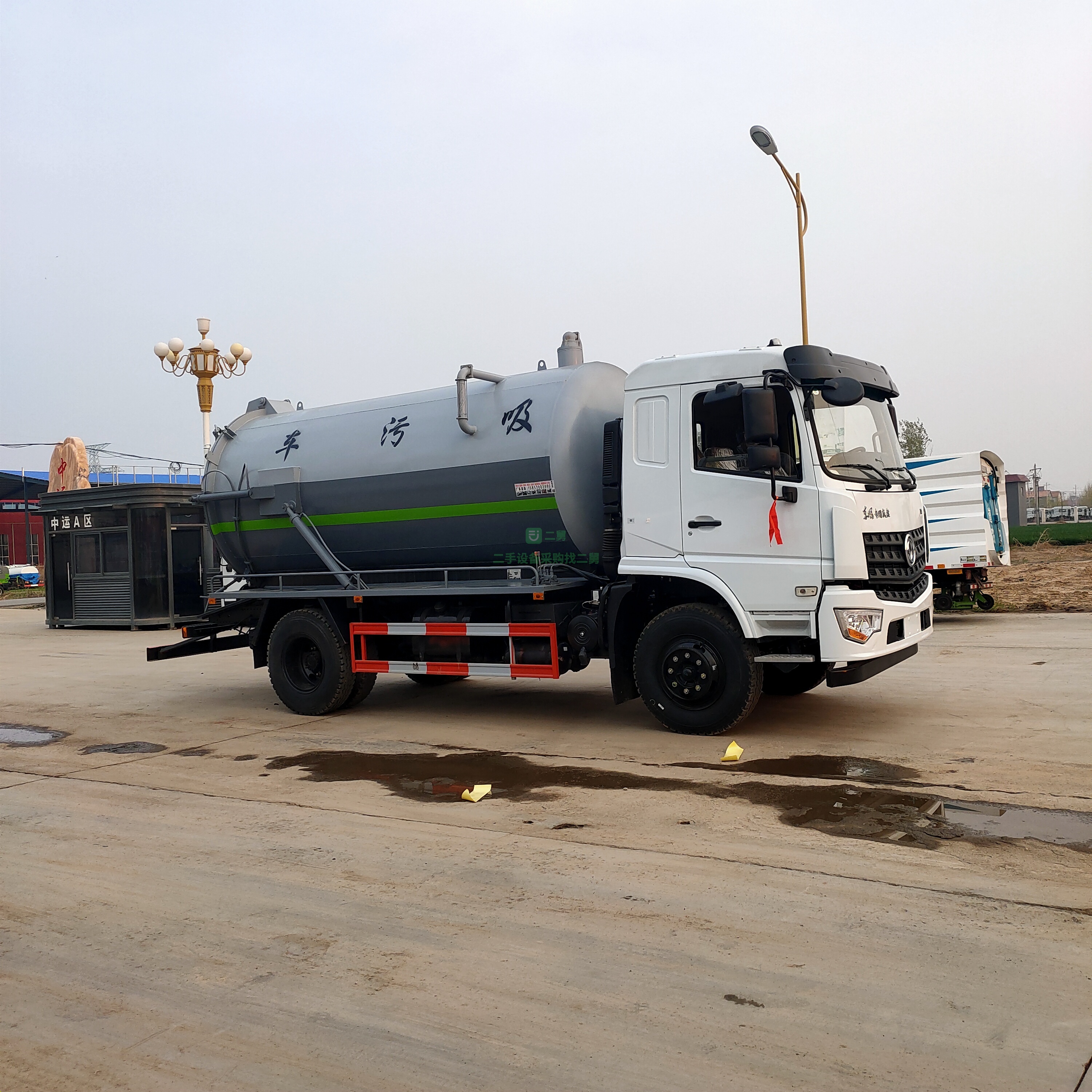 出售一臺東風專底康明斯發動機法斯特變速箱12方吸污車