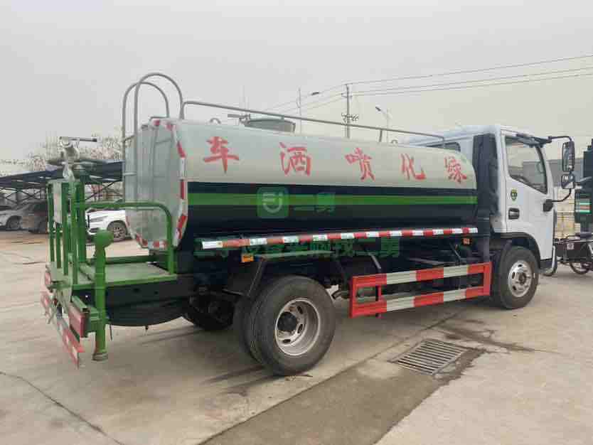 出售東風多利卡園林綠化灑水車，適合用于工廠降塵抑塵