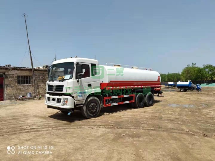 出售二手九成新的東風專用底盤22方灑水車
