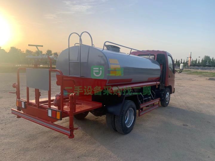 出售極品新款福田奧鈴，5立方灑水車，配備朝柴4102發(fā)動機(jī)
