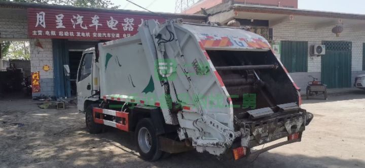 出售二手九成新的凱馬5方后掛桶藍牌壓縮垃圾車