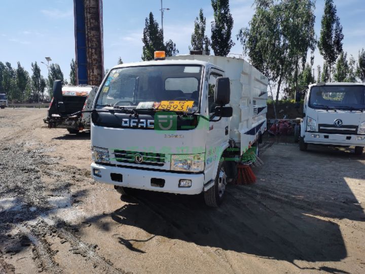 出售二手九成新的東風D6宏宇5方掃路車