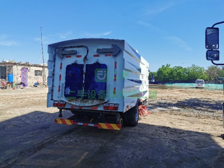出售二手九成新的東風D6宏宇5方掃路車