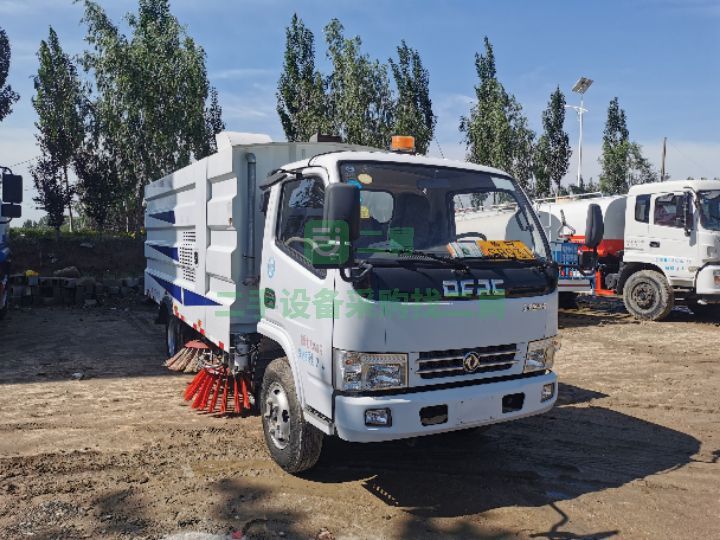 出售二手九成新的東風D6宏宇5方掃路車
